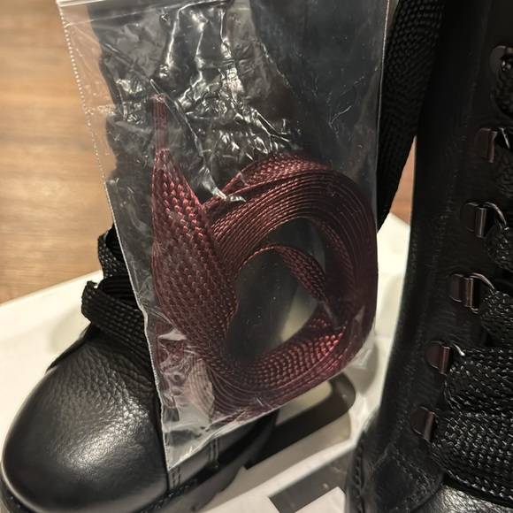 Schutz NWT Zhara Burned Leather Black Lace Boots with block heel & extra laces. - Picture 4 of 8